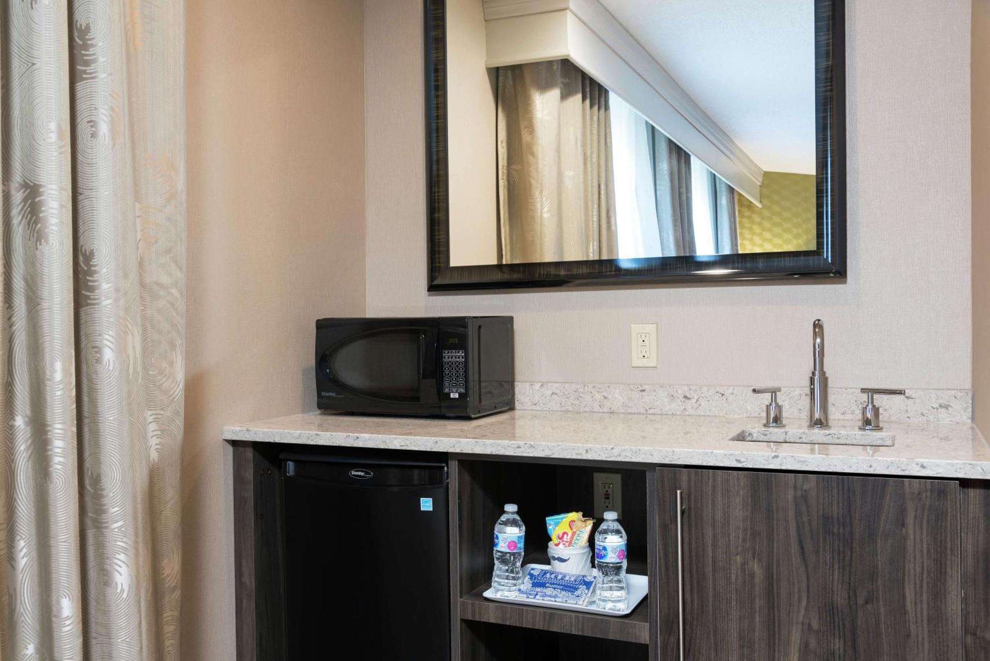 Hampton Inn Маунт Плезант Екстериор снимка