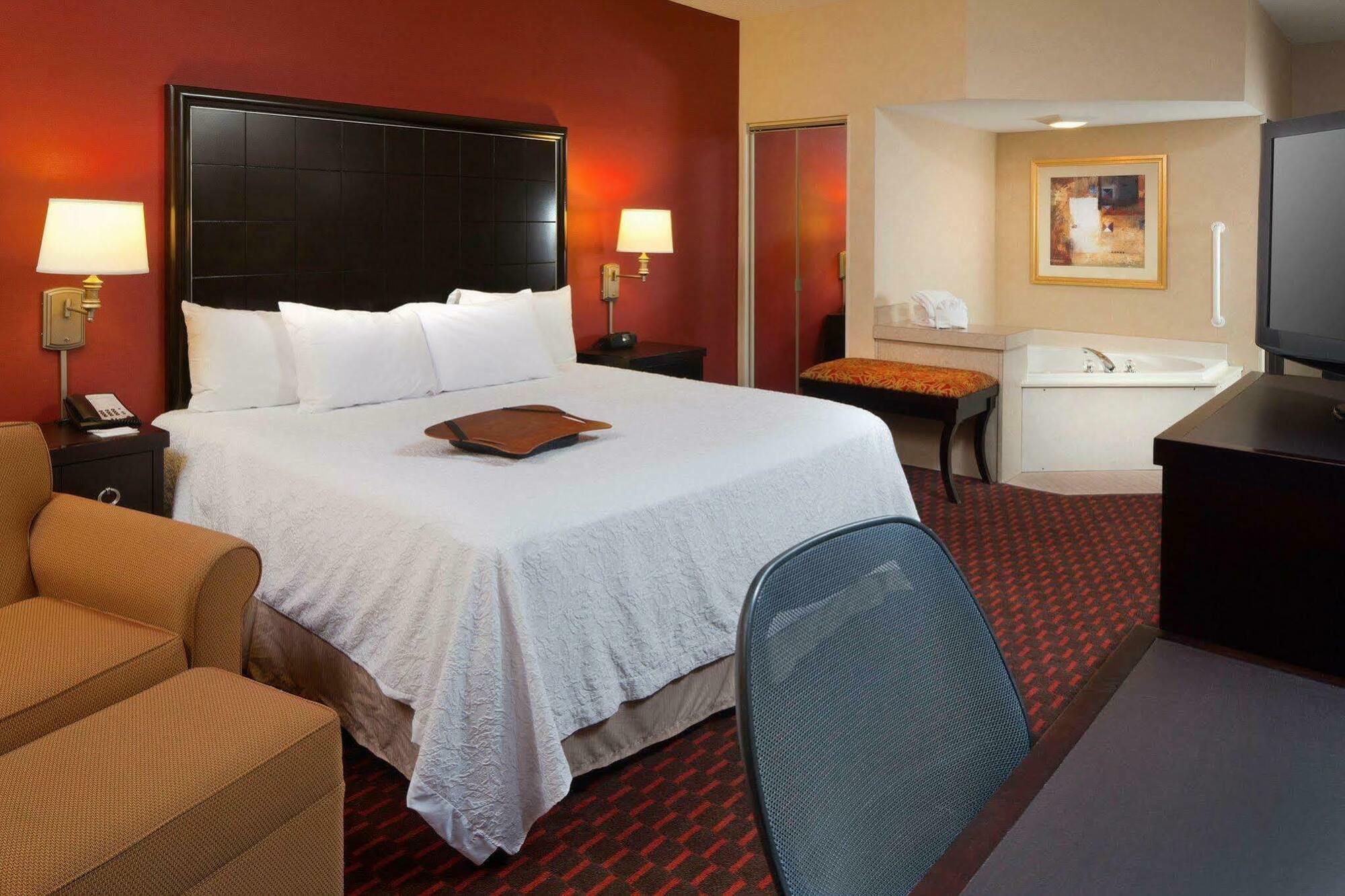 Hampton Inn Маунт Плезант Екстериор снимка
