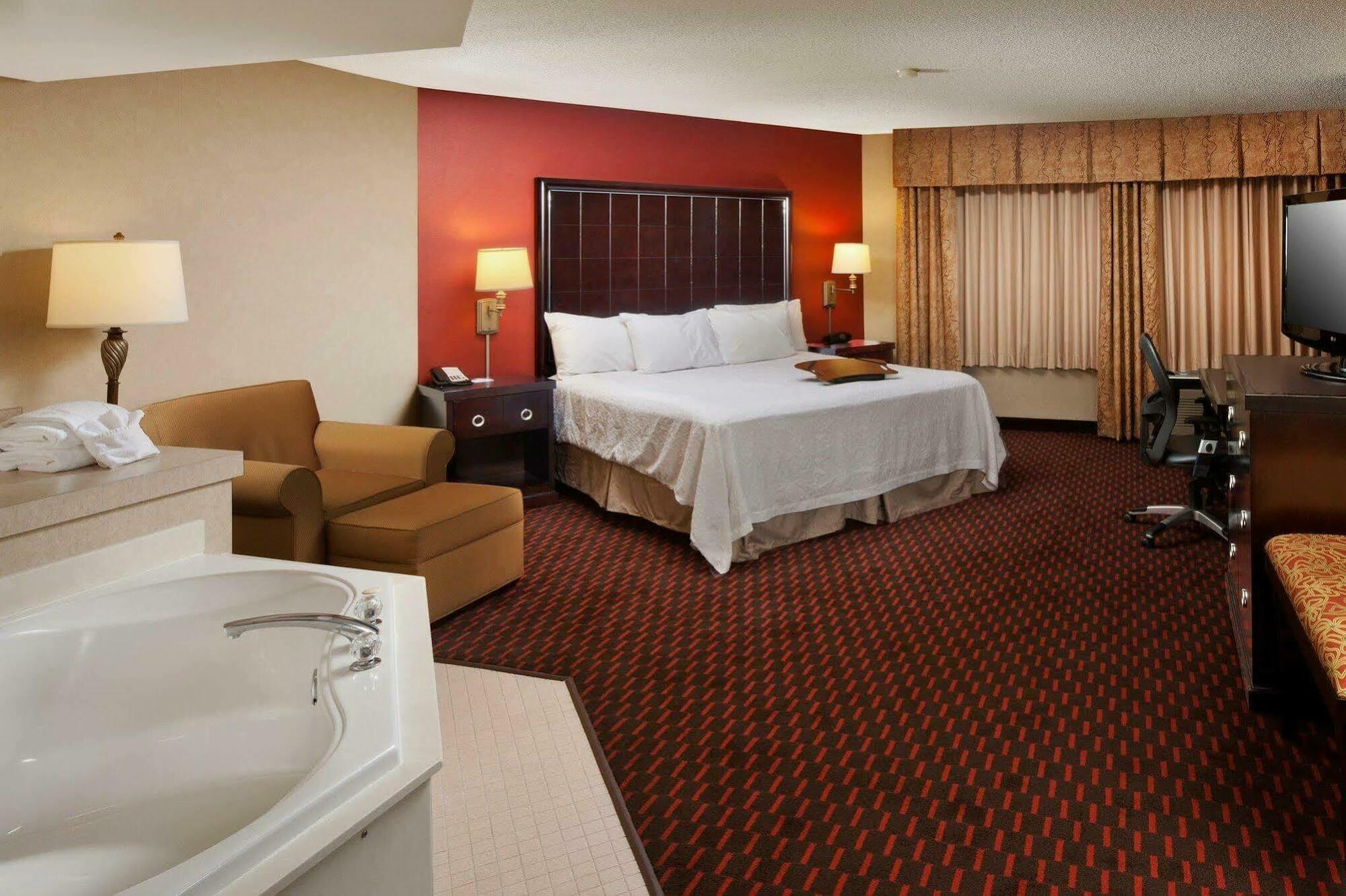 Hampton Inn Маунт Плезант Екстериор снимка