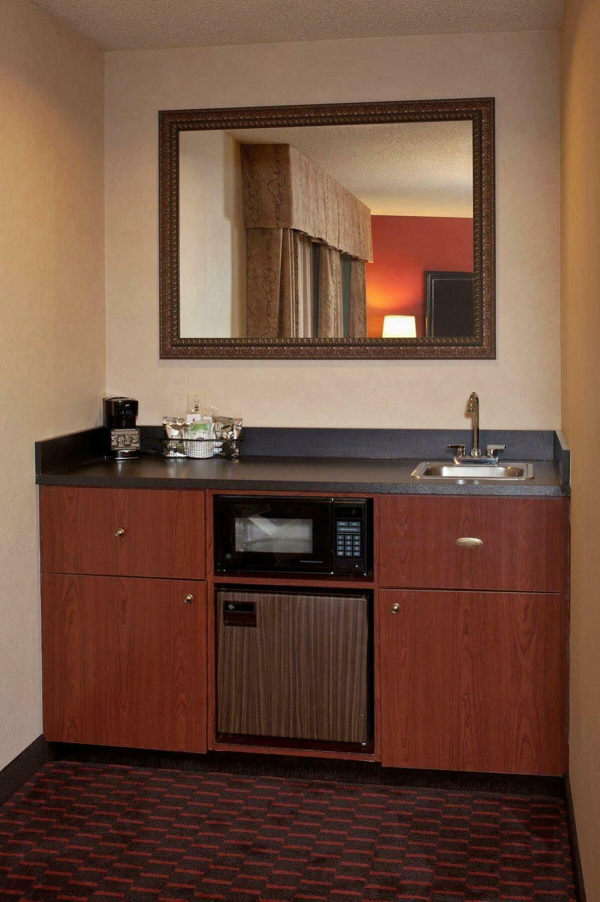 Hampton Inn Маунт Плезант Екстериор снимка