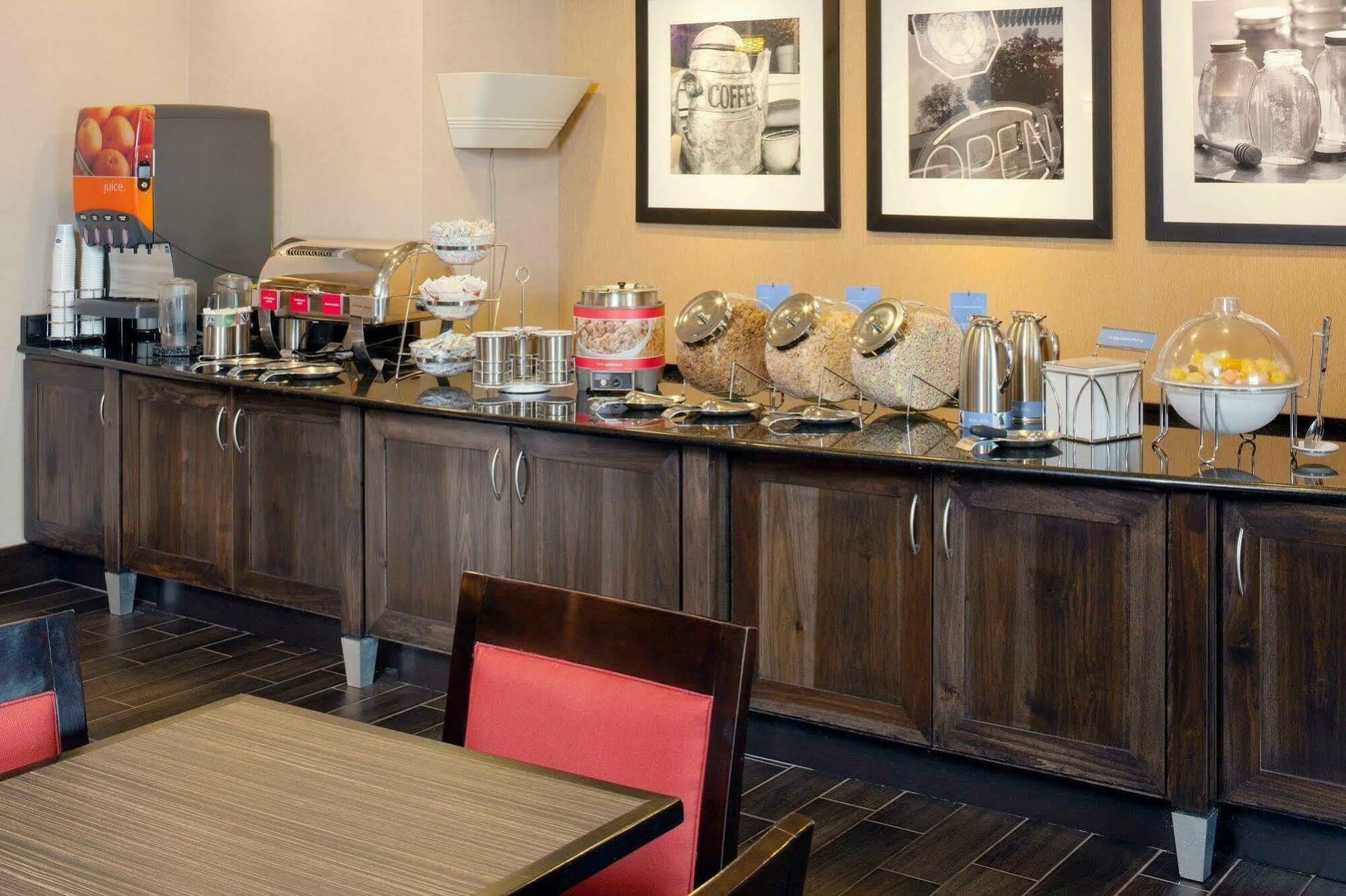 Hampton Inn Маунт Плезант Екстериор снимка