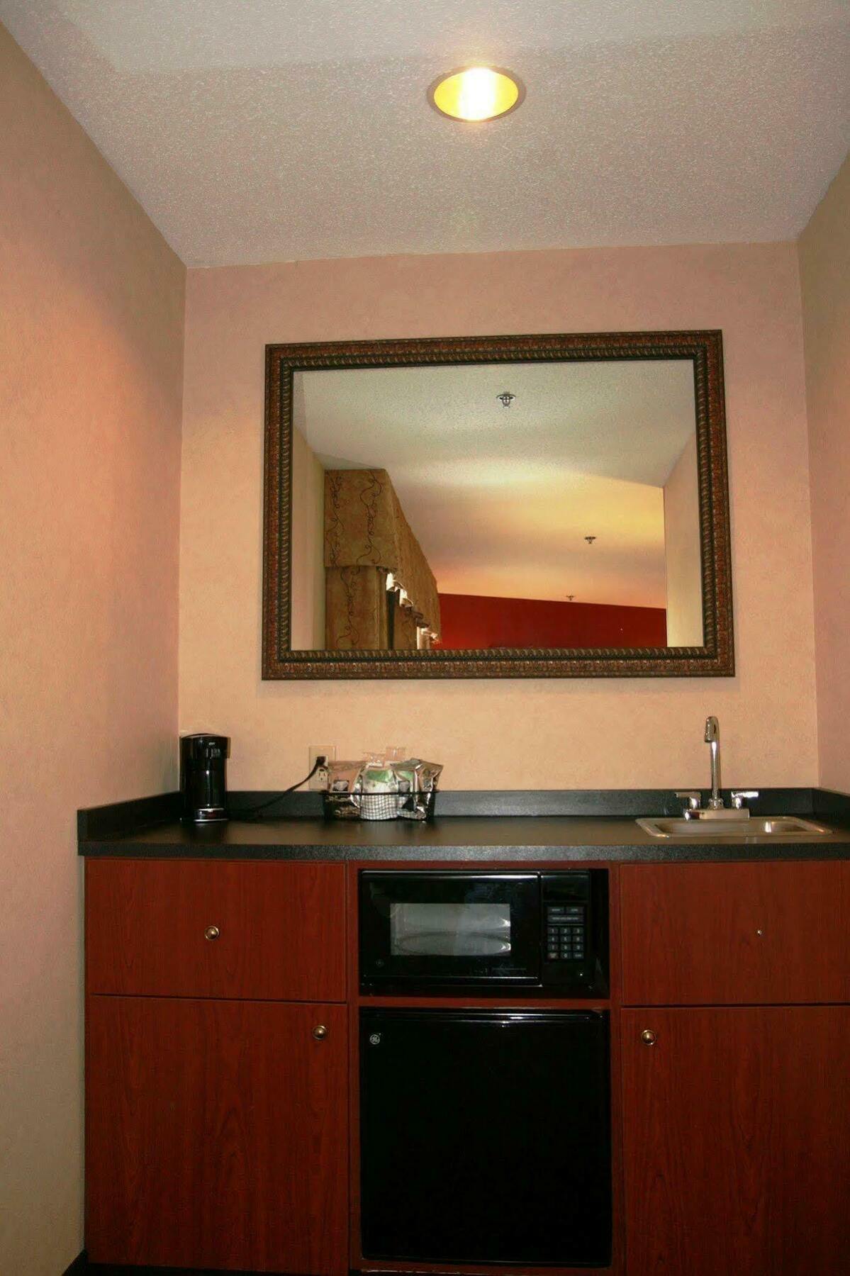 Hampton Inn Маунт Плезант Екстериор снимка